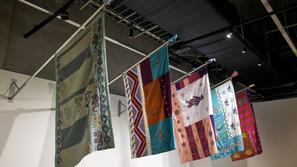 Espacio museogr&aacute;fico de la serie Entangled & Woven que muestra obras de arte textil apoyadas por Hyundai Motor