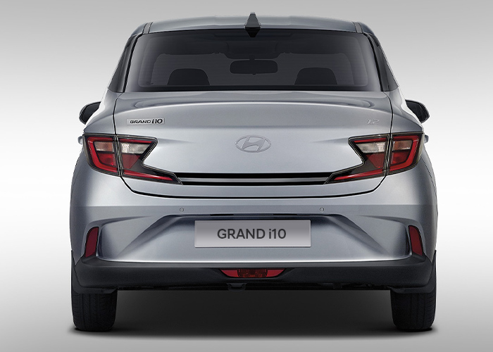 Vista trasera Grand i10 Sedán  2026color plata