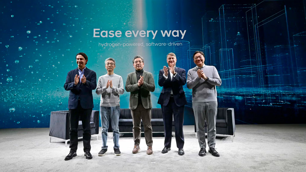CEO de Hyundai en CES con diferentes personalidades de la industria e innovaci&oacute;n