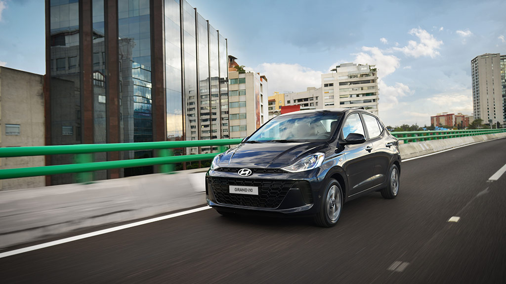 Hyundai Grand i10 Sedán 2026 en segundo piso de periférico en Ciudad de México