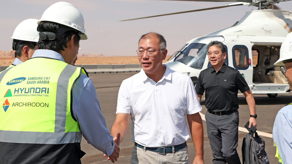 presidente ejecutivo Euisun Chung visit&oacute; la obra del t&uacute;nel subterr&aacute;neo que est&aacute; construyendo Hyundai Engineering & Construction para el megaproyecto NEOM.