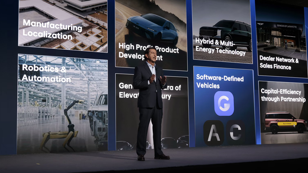 Participantes del Investor Day observando la exposici&oacute;n de la estrategia Visi&oacute;n 2030 de Hyundai Motor