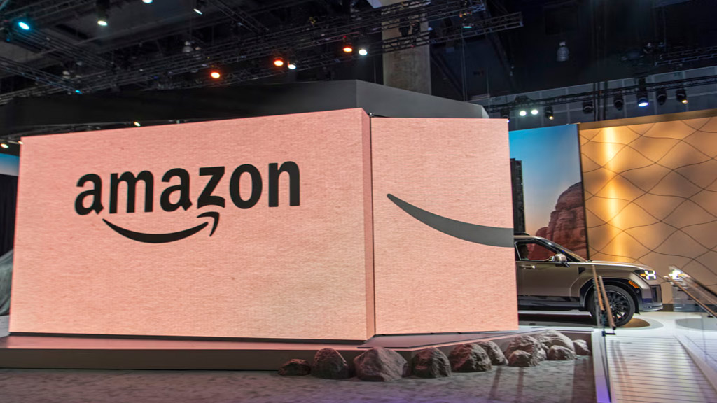 Caja de Amazon simb&oacute;lica para promocionar venta de autos Hyundai.