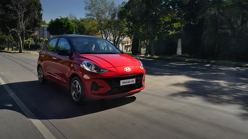 Grand i10 atravesando una autopista urbana