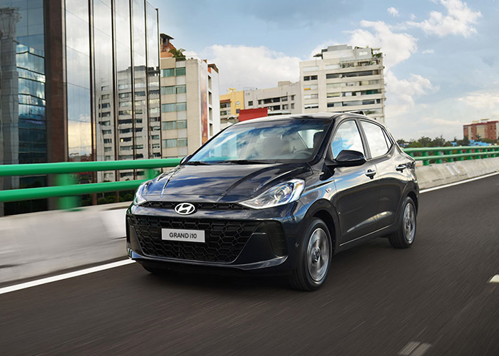Hyundai Grand i10 Sedán color azul circulando por el segundo piso de periférico