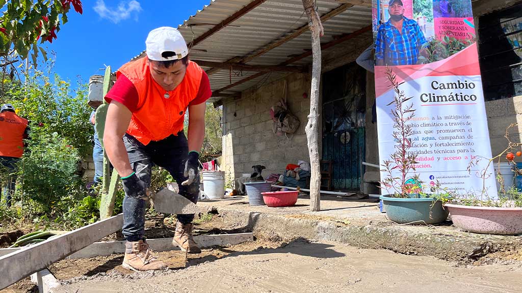 Voluntariado trabajando en Instalaci&oacute;n de Ecotecnias