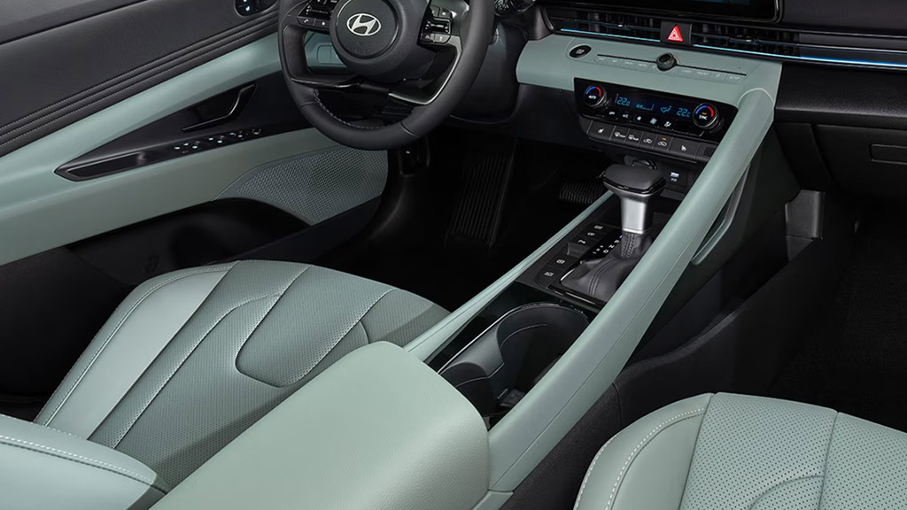 Dise&ntilde;o Interior renovado Elantra 2024