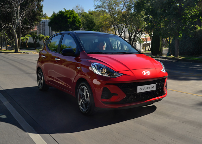 Nuevo Grand i10 Hatchback 2026 en color rojo con sensores traseros