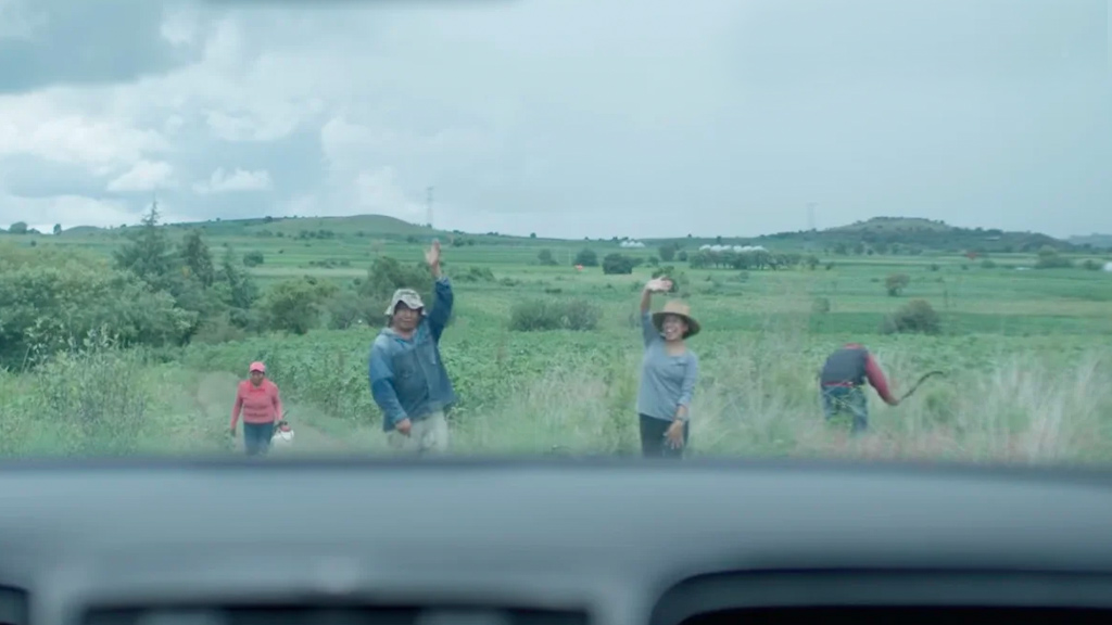 Campesinos saludando a conductor de vehículo