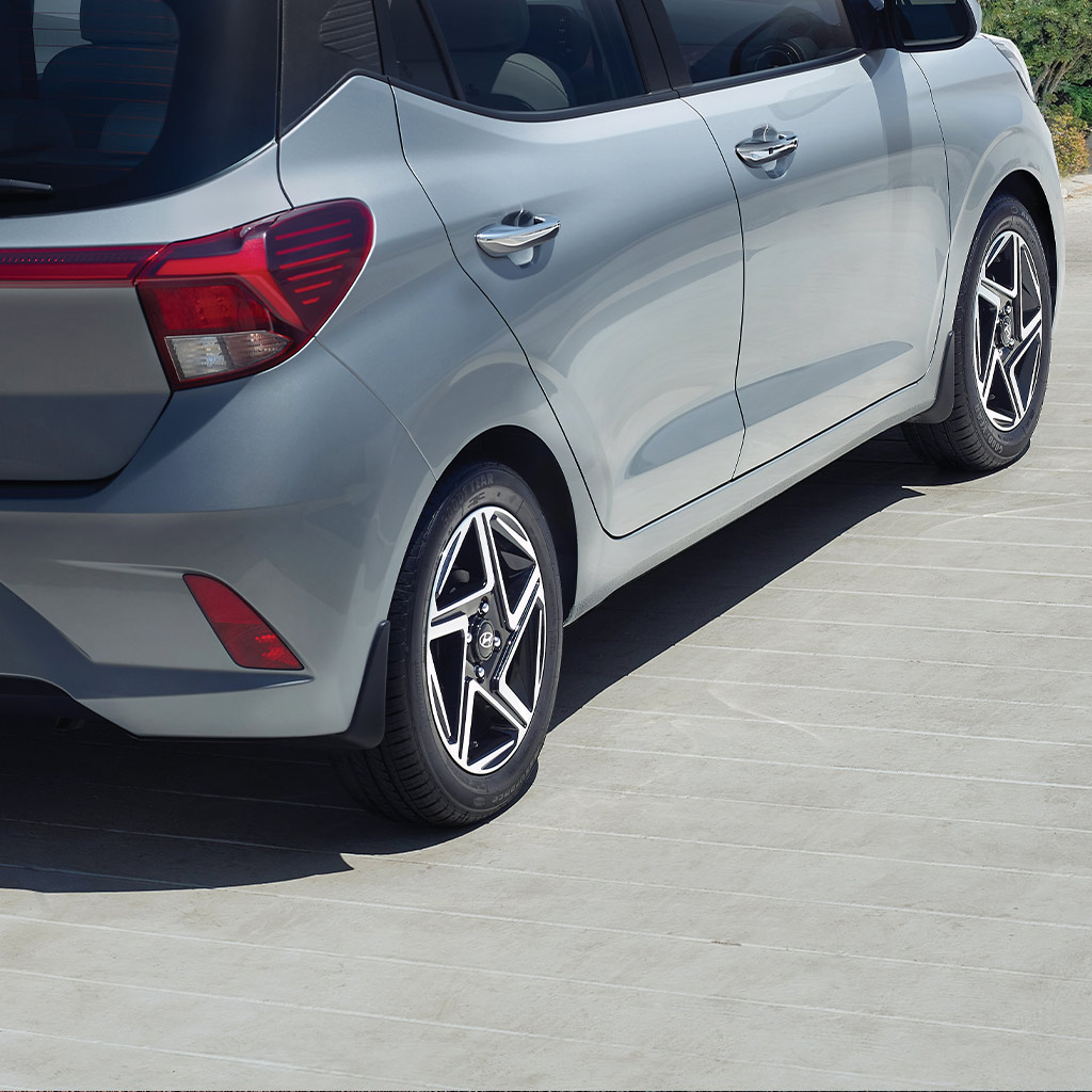 Vista de Hyundai Grand i10 HB 2026 color plata con enfoque en luces traseras