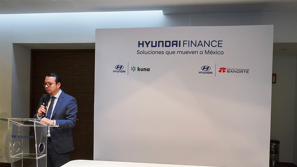 integrantes de la Asociación de Distribuidores Hyundai y directivos de Banorte en la firma del acuerdo estratégico