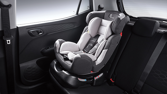 Silla infantil montada en asiento de Hyundai Grand i10 2026
